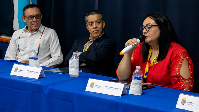 Visita de la UNAH a UNEV con el rector Odir Fernández, la directora de la DES Cleopatra Duarte y el Ing. Raúl Peña presentando el proyecto aprobado.