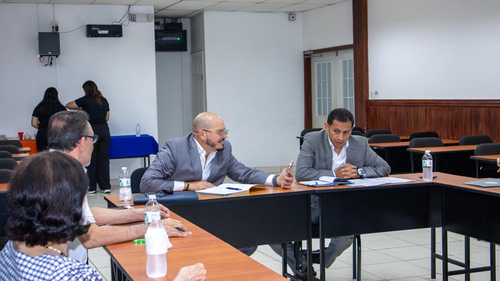 Dr. Yonar del Sol Ávila en encuentro UNEV e ISIMA México Dr. Yonar del Sol Ávila durante reunión académica entre UNEV e ISIMA México