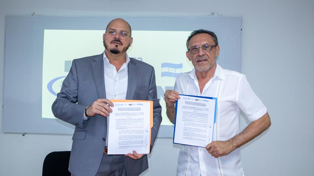 Ing. Raúl Peña Moreno y Dr. Yonar del Sol Ávila durante la firma de la alianza entre UNEV e ISIMA México
